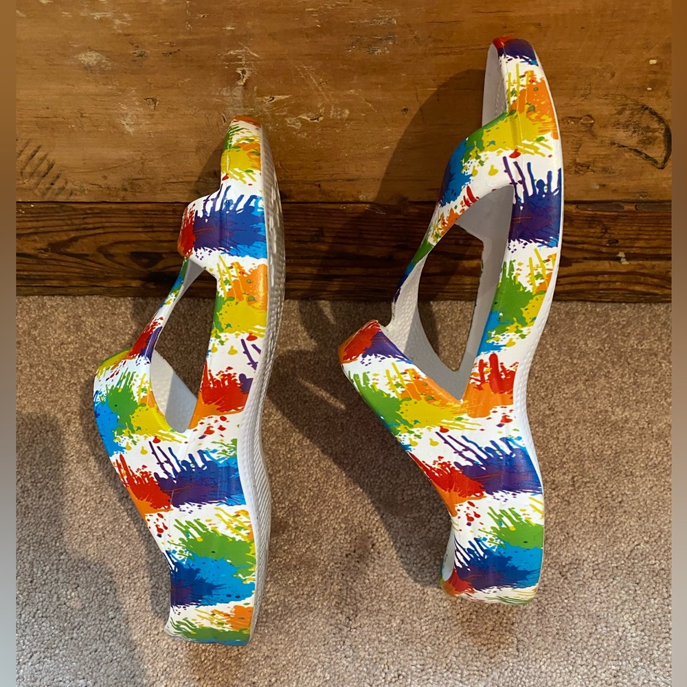 DAWGS Women’s size 9 plastic sandals, rainbow colored